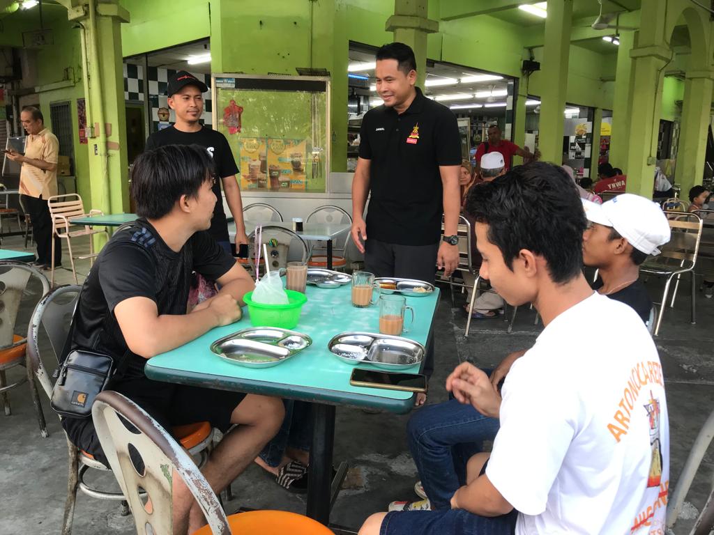 Media_Selangor's tweet photo. ANAK KEPADA PELAKON ALLAHYARHAM HARUN SALIM BACHIK BERTANDING DUN BATU TIGA.

Calon HARAPAN DUN Batu Tiga Danial Al Rashid beramah mesra sambil memperkenalkan diri kepada pelanggan di Restoran Murjana Maju di Seksyen 24 Shah Alam.
#PRNSelangor #UndiSelangor https://t.co/njzxgdzySc