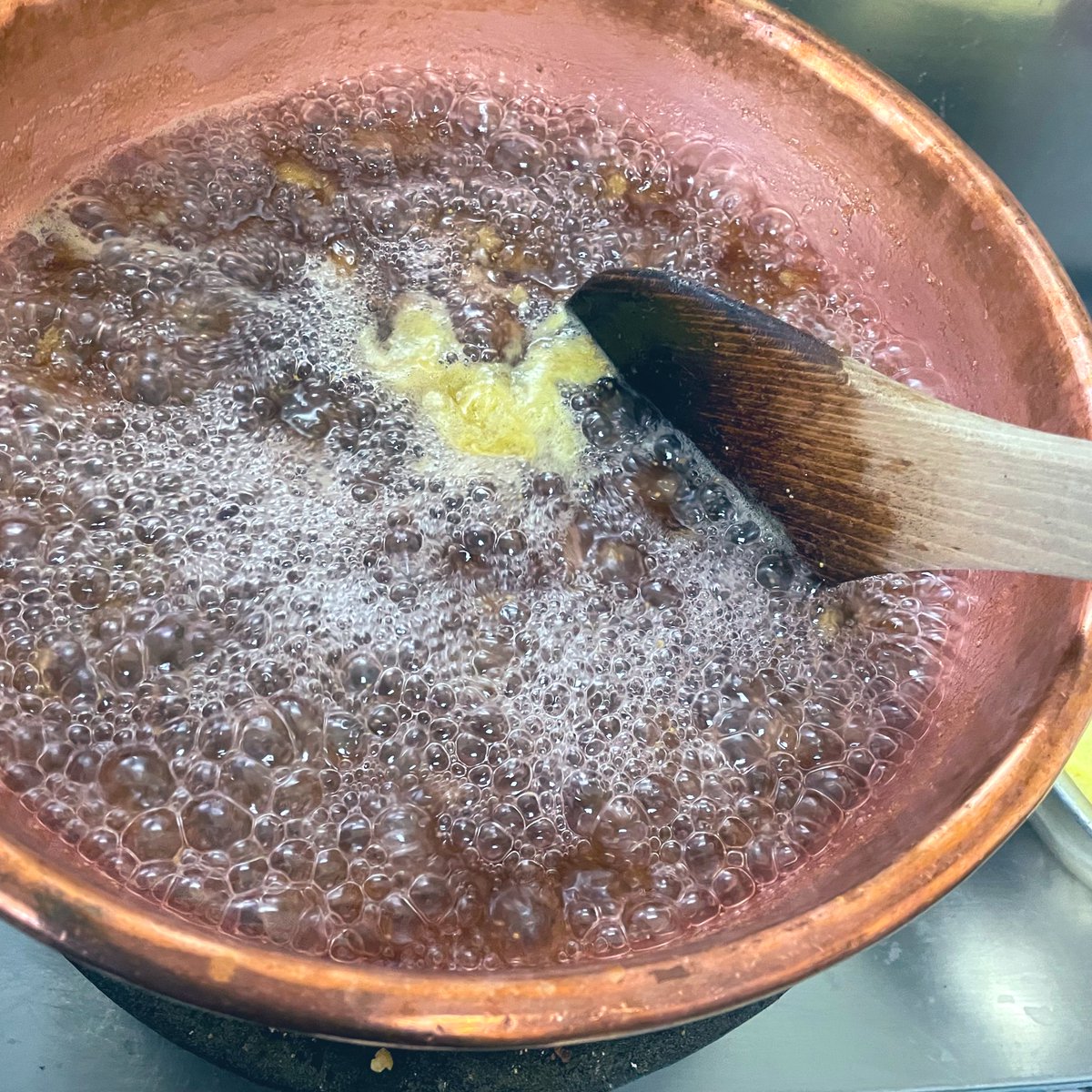 Flexiejam's tweet photo. 液温を100℃以上にして、きれいな褐色透明のジャムに。いちじくは主に今年採れたキング種。増田農園さんのオリジナル商品です。香取市内の道の駅などで販売されています。 https://t.co/y9UgVKDbOS
