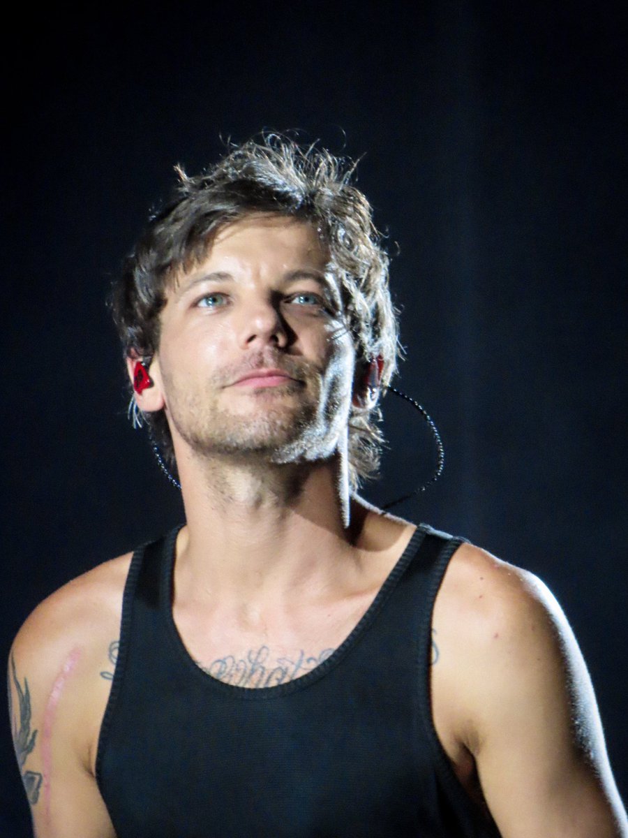 WorldUpdater70's tweet photo. LOUIS TOMLINSON. https://t.co/7PhTzH1jHR
