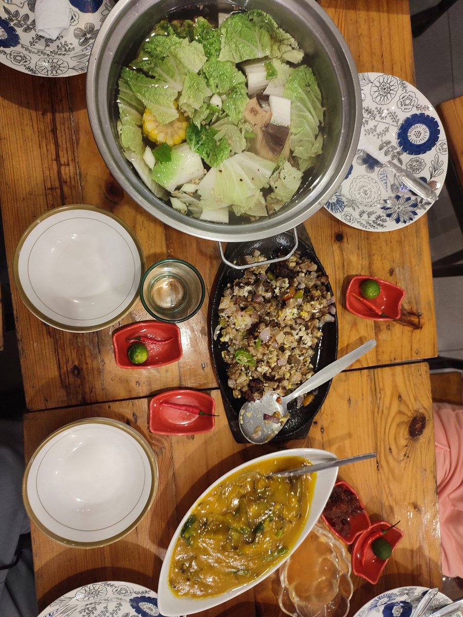 Nlsn1994's tweet photo. Bulalo , sisig at kare-kare for the lunch 😋 https://t.co/baHCoassmb