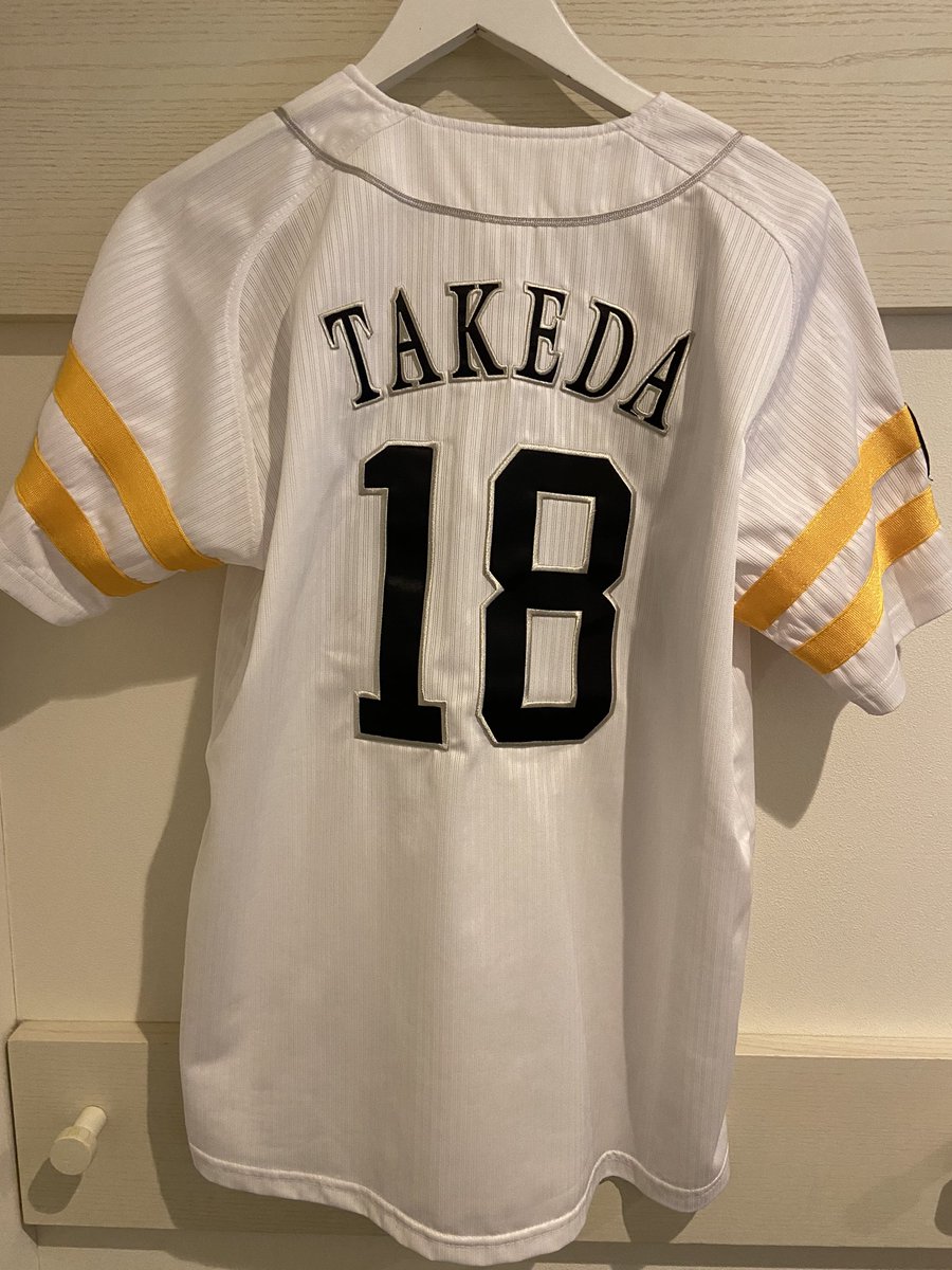 gakutakemura314's tweet photo. 【個人的なこと失礼します】
お休みをいただいて
#UVERworld  の日産スタジアム公演に来ています。
7万2000人が完売した舞台で
僕の参戦服は、これ。
“想い”を着ることが自分なりのオシャレ。
唯一無二の気持ちを持って楽しんできます。

もらったパワーを必ず
人生に、仕事にぶつけていきます。 https://t.co/Z7JyFpdqeM