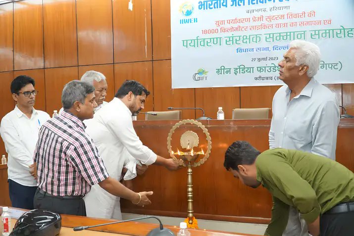 aapblb's tweet photo. दिल्ली विधानसभा में आयोजित भारतीय जल शिक्षण एवं शोध संस्थान के द्वारा आयोजित पर्यावरण संरक्षक सम्मान समारोह में स्पीकर रामनिवास गोयल जी एवं विधायक  नरेश यादव जी एवम मदन लाल जीके साथ शामिल हुआ।

कार्यक्रम में शामिल सभी लोगों ने पर्यावरण संरक्षण एवं पौधे लगाने का संकल्प लिया। https://t.co/QZJu4ETnMC