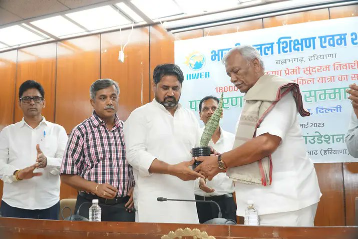 aapblb's tweet photo. दिल्ली विधानसभा में आयोजित भारतीय जल शिक्षण एवं शोध संस्थान के द्वारा आयोजित पर्यावरण संरक्षक सम्मान समारोह में स्पीकर रामनिवास गोयल जी एवं विधायक  नरेश यादव जी एवम मदन लाल जीके साथ शामिल हुआ।

कार्यक्रम में शामिल सभी लोगों ने पर्यावरण संरक्षण एवं पौधे लगाने का संकल्प लिया। https://t.co/QZJu4ETnMC