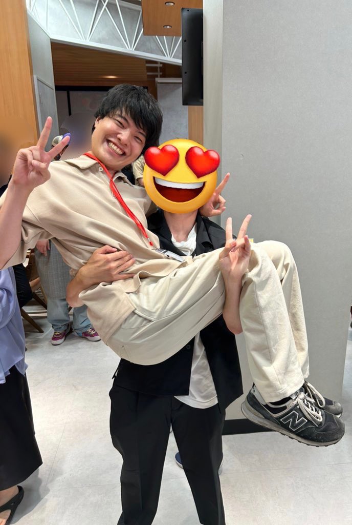 OutN9m's tweet photo. T2オフお姫様抱っこ〜完全版〜
ver.2.0
①

T2+ザクレイさん+水上キャスター
#T2オフ https://t.co/K0vyjKnBG5