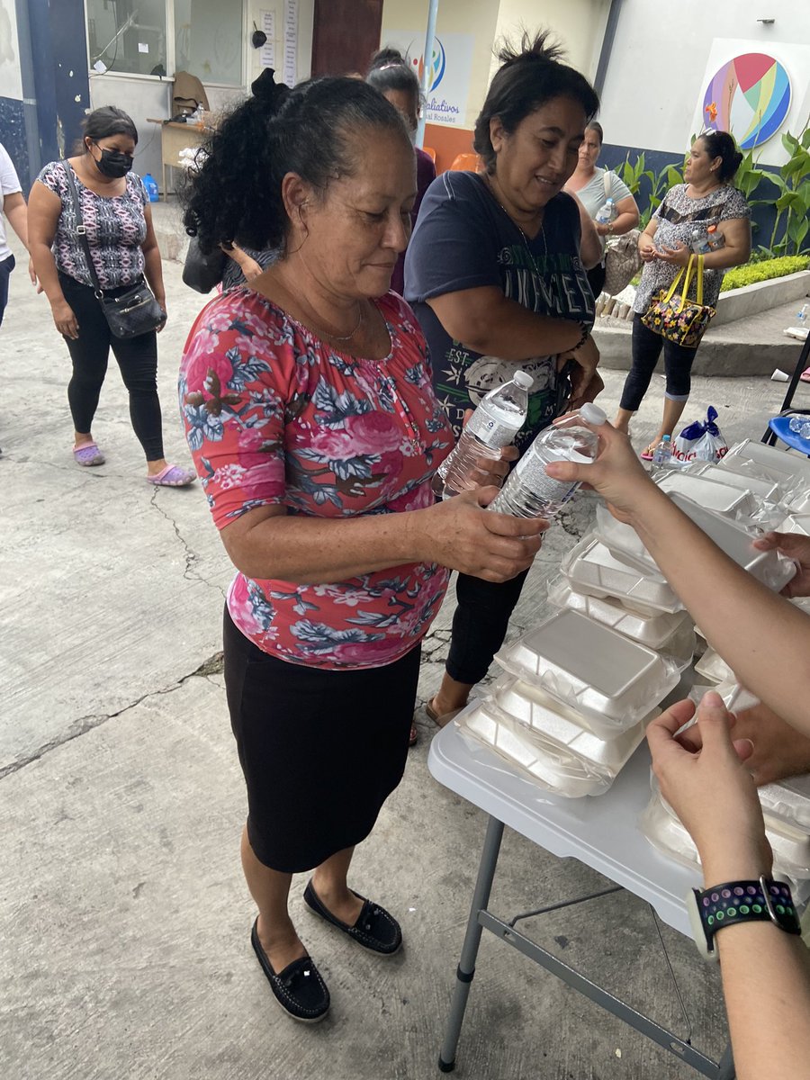 EsperanzaSv1's tweet photo. Hoy fue día de esperanza y tenemos el corazón llenito, gracias a cada donante, voluntario y personas que nos apoyan para continuar con cada actividad.
Volvemos el 19 de agosto y necesitamos:
Cenas.
Papel higiénico.
Jabón.
Jugos.
Agua.

Un rt para llegar a más personas. ❤️ https://t.co/njpDupVezx