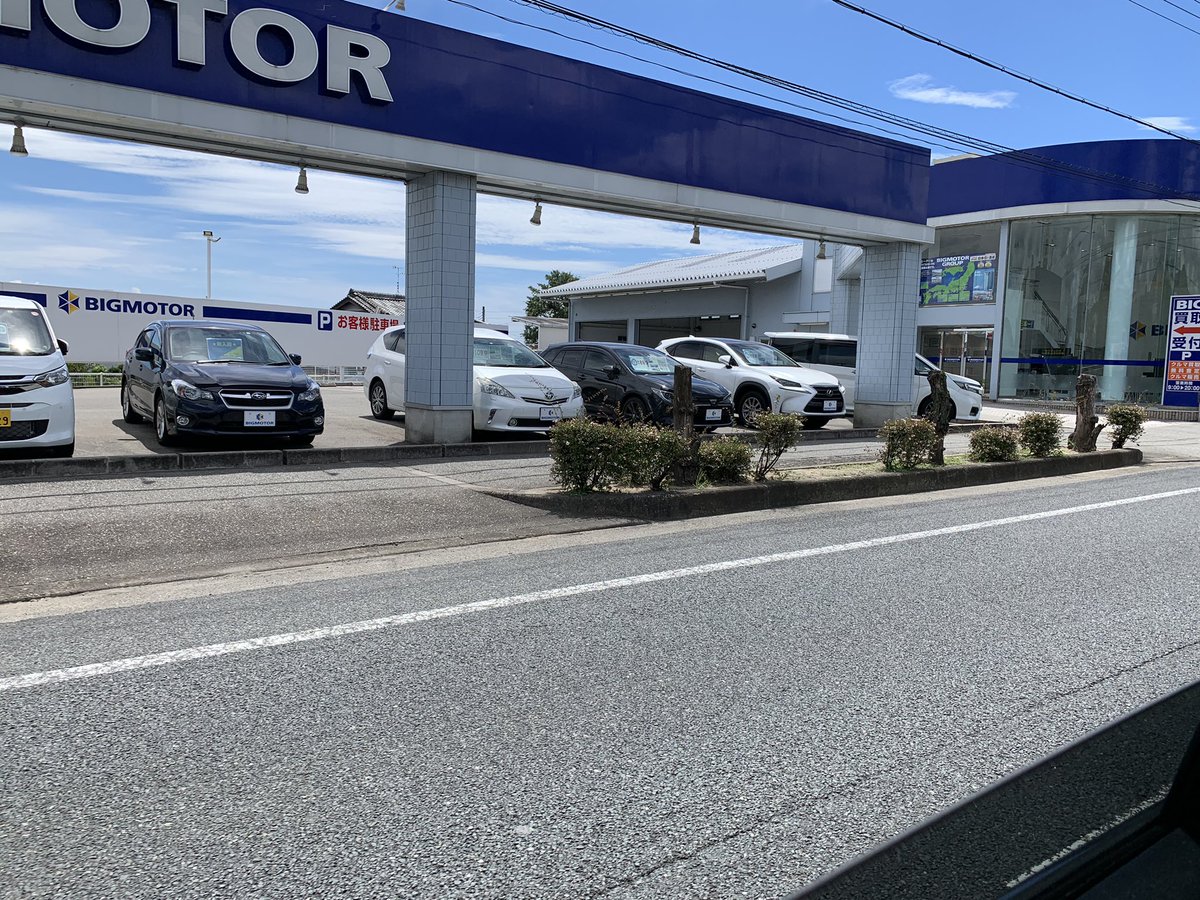 must0512's tweet photo. 今話題のビッグモーター店舗前を通ってきた。店前の街路樹はもちろんなかった。 https://t.co/ZMi2ku8j24