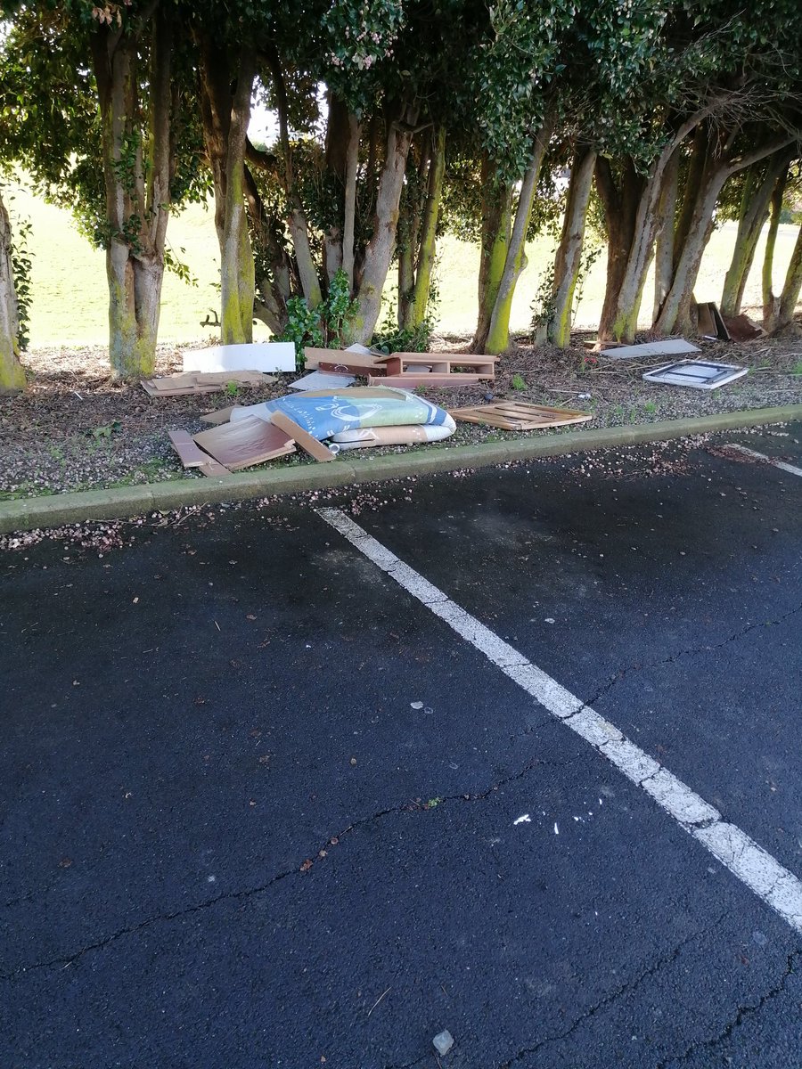 QuentinI20548's tweet photo. @AklCouncil  rubbish opposite 52 Waimai Ave, Weymouth Manurewa.. Thank you. https://t.co/dvLp0wKcoT