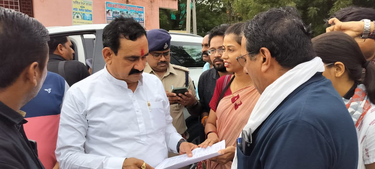 ayushchomp's tweet photo. आज आयुष सामुदायिक स्वास्थ्य अधिकारी चिकित्सक संघ के द्वारा मप्र के यशस्वी गृहमंत्री श्री डॉ नरोत्तम मिश्रा जी को ज्ञापन दिया जिसमें हमारी 2 सूत्रीय मांगों को के लिए निवेदन किया गया https://t.co/roOn1z6RDg