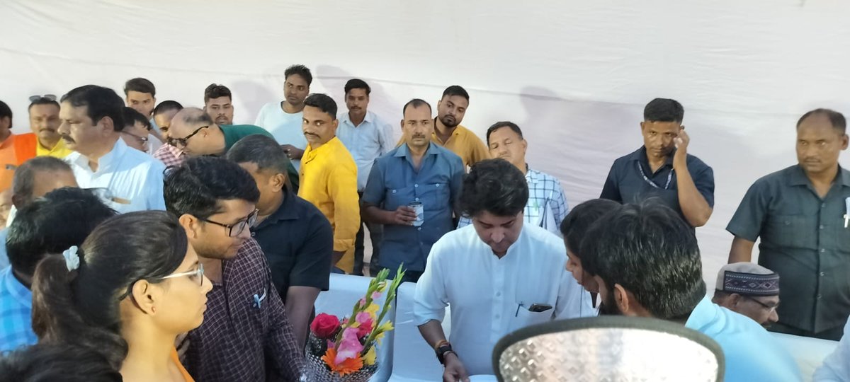 ayushchomp's tweet photo. आज आयुष सामुदायिक स्वास्थ्य अधिकारी चिकित्सक संघ के द्वारा माननीय केंद्रीयमंत्री श्री मंत ज्योतिरादित्य सिंदिया जी को ज्ञापन दिया जिसमें हमारी 2 सूत्रीय मांगों को के लिए निवेदन किया गया। https://t.co/s1PRd3fePj