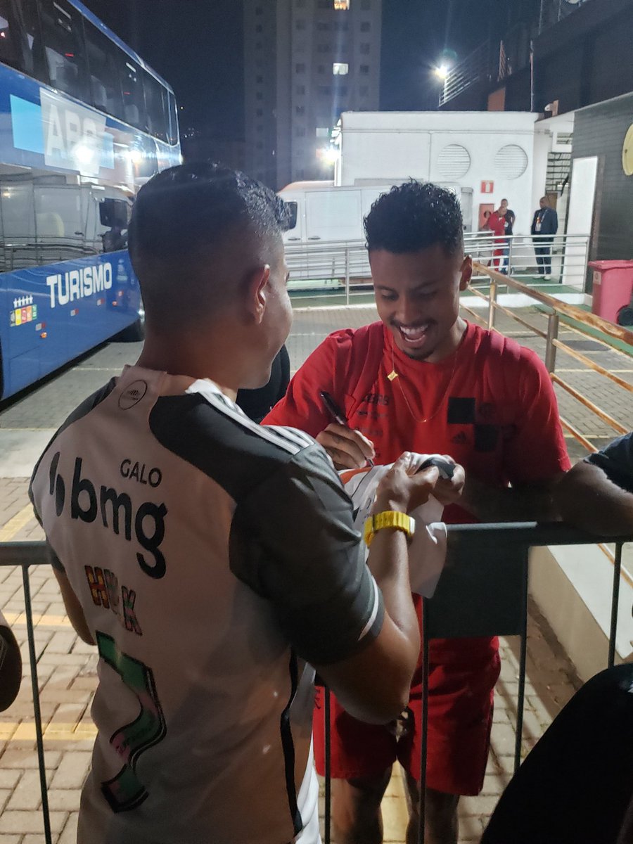 futebol_info's tweet photo. Vestiário do Flamengo fervendo, jogadores indo à delegacia após agressão de preparador físico

Allan:

📸 Fred Ribeiro/ge https://t.co/QxHKlL993E
