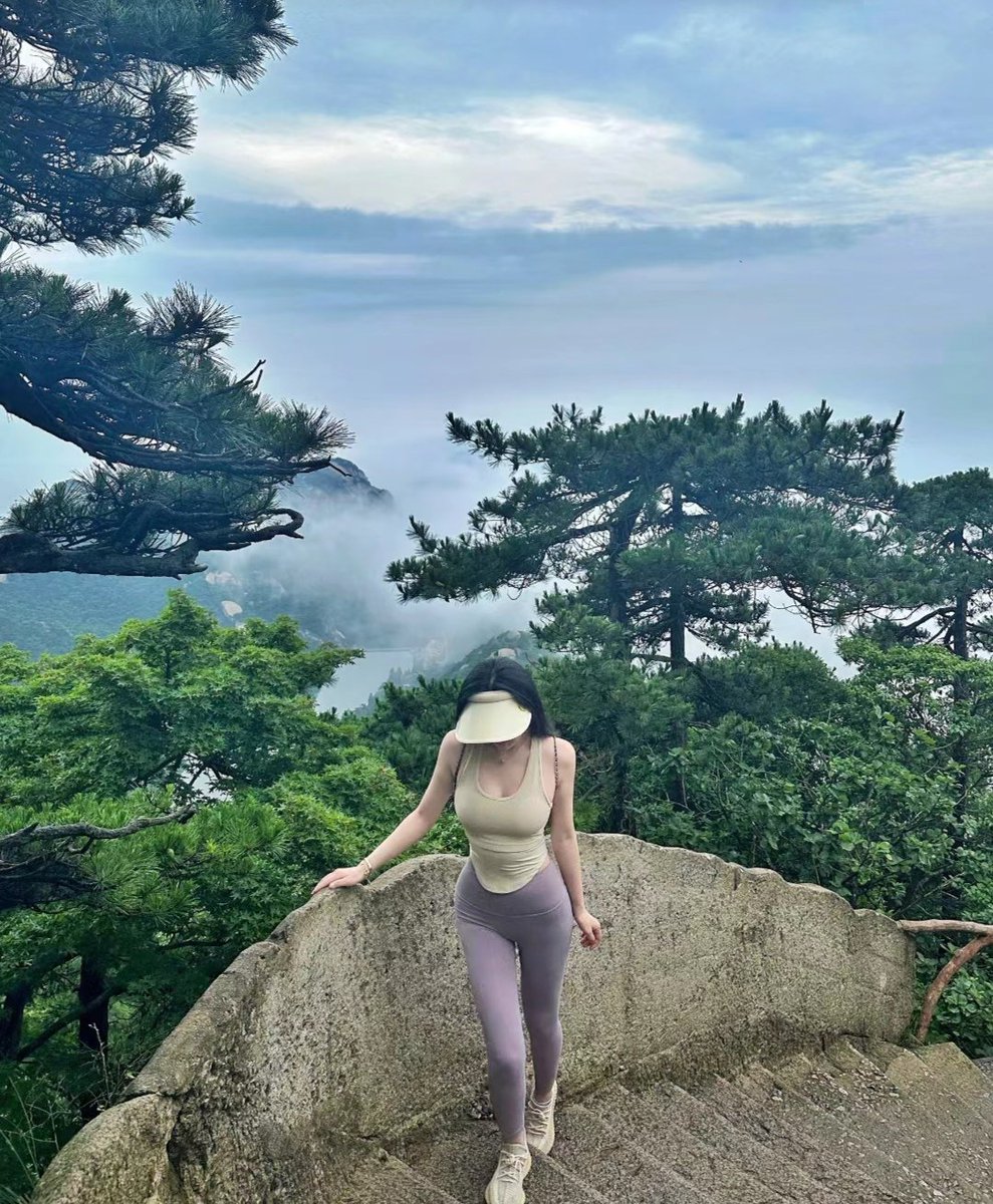 liumengyue1993's tweet photo. Mountain climbing #mounta https://t.co/tNYYal8bhF