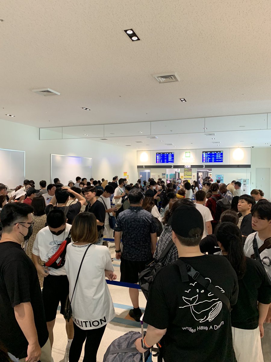 milanista4's tweet photo. 那覇空港国際線は未だ出国前検査を1箇所で対応✈️ピーク時間は3箇所にしてもらいたい。

✈︎各待ち時間（日曜日昼）
航空会社カウンター　15分
出国前検査　45分※写真
イミグレ　2分

幼児や高齢者に45分並ばせるのきついね。外国人観光客が沖縄で過ごす最後の時間は長蛇列の待ち時間😢
#那覇空港 https://t.co/wGZdsFu2g6