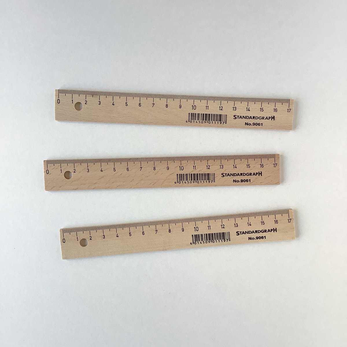 har_ukaze's tweet photo. 製図ブランドSTANDRDGRAPH スタンダードグラフの木製17cm定規。目盛り部分に金属のプレートが入っているので、カッターにも使用できます。
どちらも普段使いにぴったりです○
本日も18時までよろしくお願いします🍨
#standardgraph #🇩🇪 #ハルカゼ舎webshop #ハルカゼ舎 
https://t.co/54UkxEN2m8 https://t.co/L7uYWTaH1v