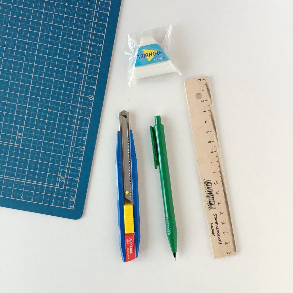 har_ukaze's tweet photo. 製図ブランドSTANDRDGRAPH スタンダードグラフの木製17cm定規。目盛り部分に金属のプレートが入っているので、カッターにも使用できます。
どちらも普段使いにぴったりです○
本日も18時までよろしくお願いします🍨
#standardgraph #🇩🇪 #ハルカゼ舎webshop #ハルカゼ舎 
https://t.co/54UkxEN2m8 https://t.co/L7uYWTaH1v
