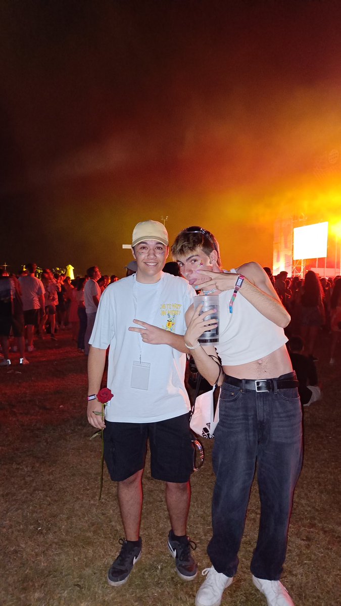 miguelromera04's tweet photo. Holi busco a una chica que estaba en el fanfutura al lado de las carpas de estrella levante de la derecha en el Main Stage en el conci de Trashi, llevaba pantalones blancos largos y un top naranja en forma de X, le he dado una rosa, iba con 4-5 amigas y una nos ha hecho esta foto https://t.co/61bNuJOJRa