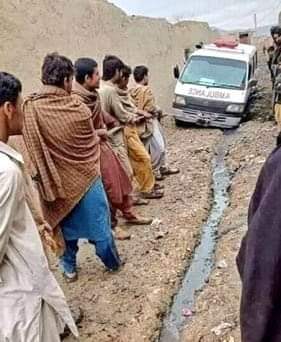 SajjidaMalik's tweet photo. ایمبولنس چیخ چیخ کہ کہہ رہی ہے کہ سڑک بھی اہم تھی, ٹوٹی سڑکیں مریضوں کو ہسپتال نہیں پہنچاتی. آج پختونخواہ میں نہ کوئی نیا ہسپتال بن سکا, نہ کوئی سڑک. صرف عمران نیازی کی ناکامیوں کی ایک لمبی داستان ہے جو کرپشن, اقربا پروری اور نااہلی سے بھری پڑی ہے https://t.co/BLAqy4BaBK