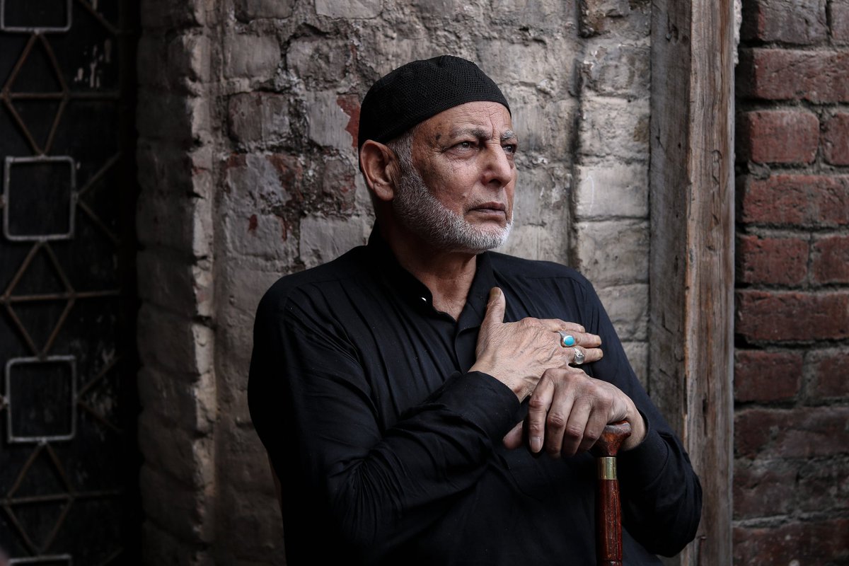 Journo_faiz's tweet photo. An elderly Kashmiri Shi'ite Muslim beats his chest, which is a prevalent mourning ritual among Shi'ite Muslims during the Muharram processions.
Photo: @FaizanGulzar202 
.
#Kashmir #Muharram2023 https://t.co/qoRQHGRvlq