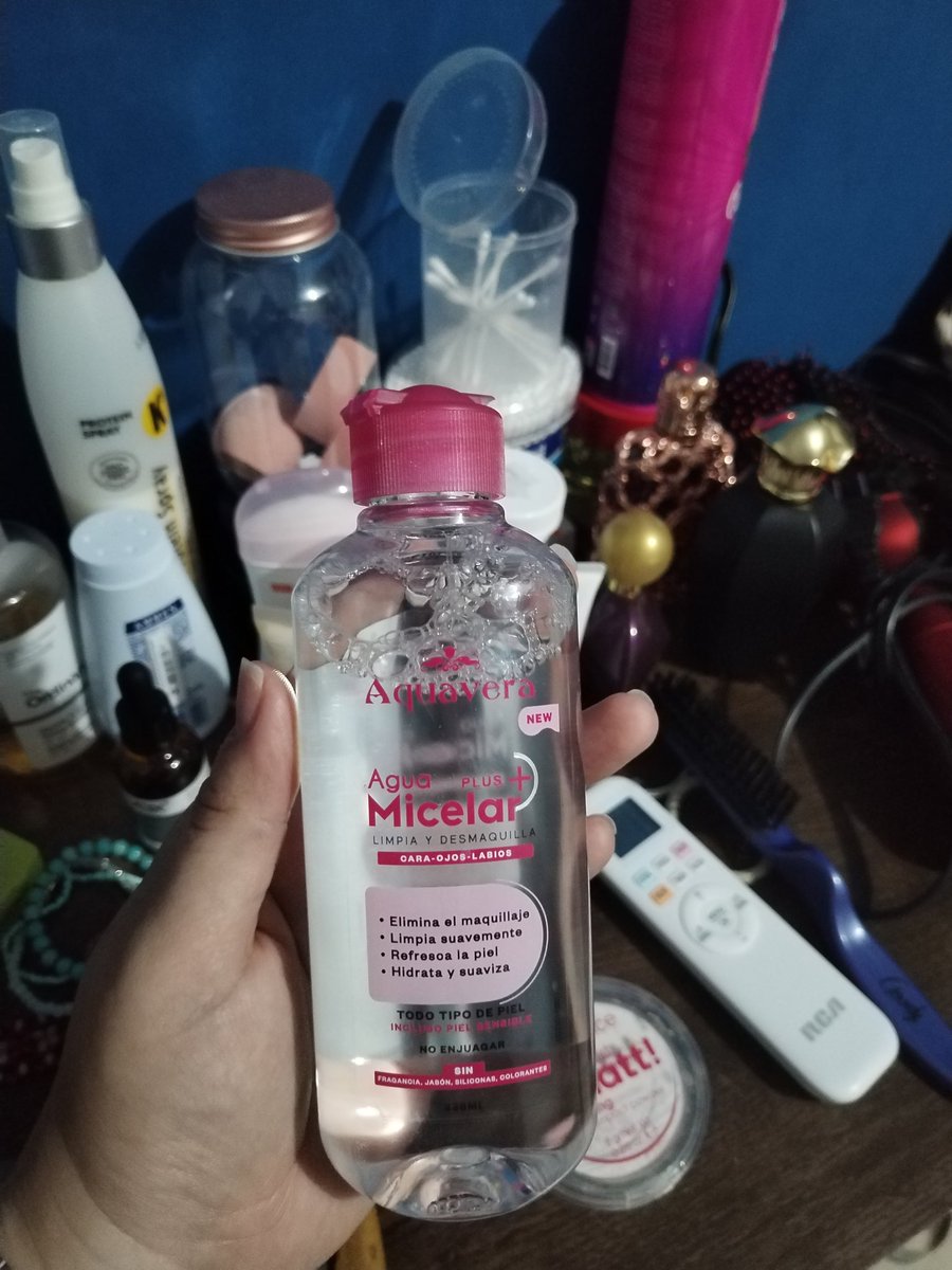 alvisn13's tweet photo. Chicas!!!!! Las que se maquillan y tienen a su paso este desmaquillante como yo porfavor no gaste su dinero en esoooooo. Una basura de producto es como si usted se estuviera desmaquillando con alcohol que sensación más horrible. https://t.co/MmC7dSuttU