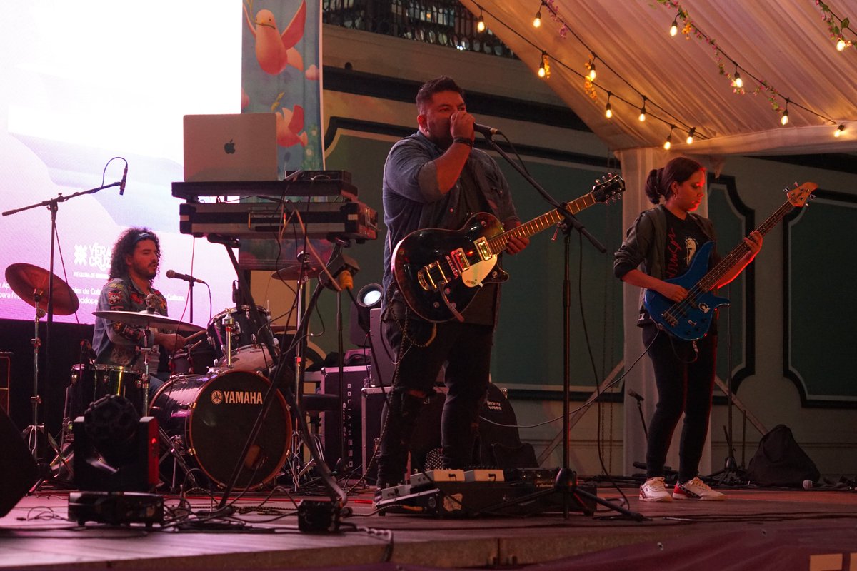 Rock, hip hop, fusión musical y un carisma extraordinario distinguen al músico coatepecano <a href="/ramses_ojeda/">Ramsès Ojeda</a>.

Esta noche de venta especial contó con un gran ambiente gracias a su música. 
#33FNLIyJ