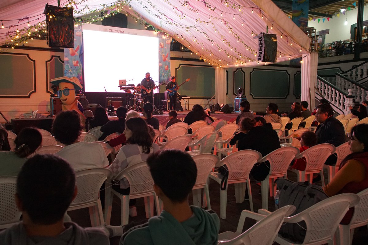 SECVERFerias's tweet photo. Rock, hip hop, fusión musical y un carisma extraordinario distinguen al músico coatepecano @ramses_ojeda.

Esta noche de venta especial contó con un gran ambiente gracias a su música. 
#33FNLIyJ https://t.co/UbEThE7gqP
