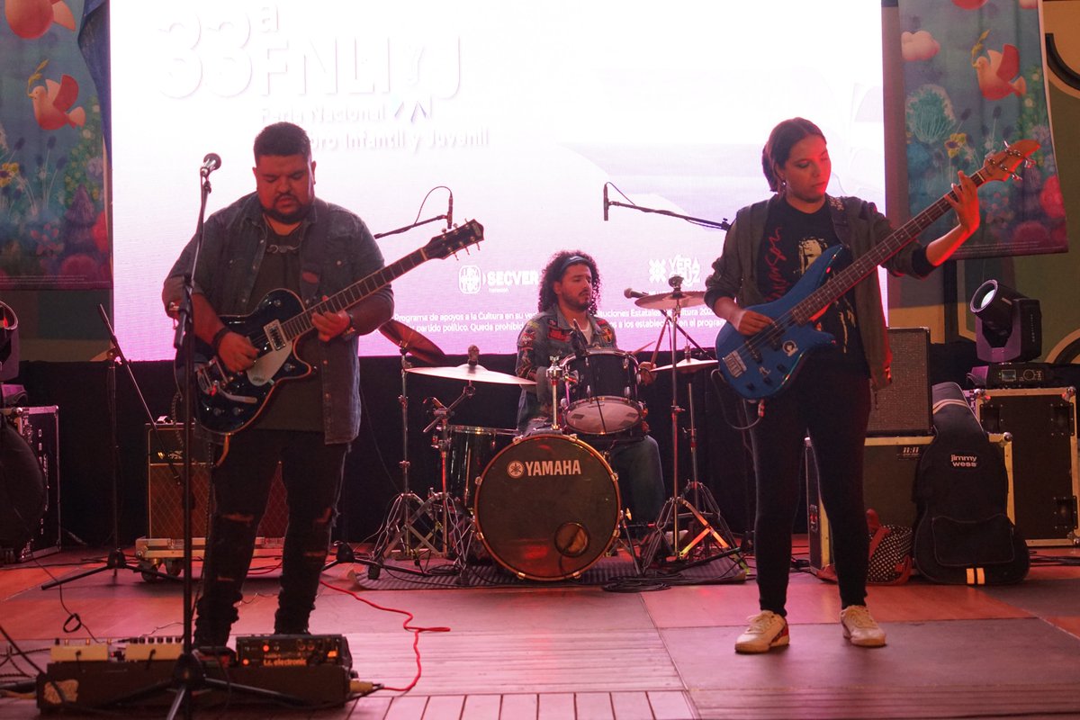 SECVERFerias's tweet photo. Rock, hip hop, fusión musical y un carisma extraordinario distinguen al músico coatepecano @ramses_ojeda.

Esta noche de venta especial contó con un gran ambiente gracias a su música. 
#33FNLIyJ https://t.co/UbEThE7gqP