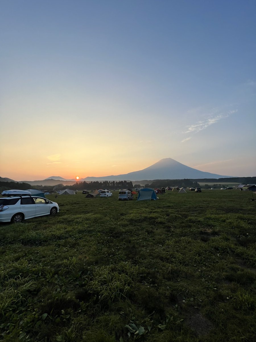 marky19camp's tweet photo. 初ふもとっぱらキャンプ🏕
早起きして日の出を拝みました🌅
 #ふもとっぱら  #キャンプ https://t.co/XJ7sIuZuma