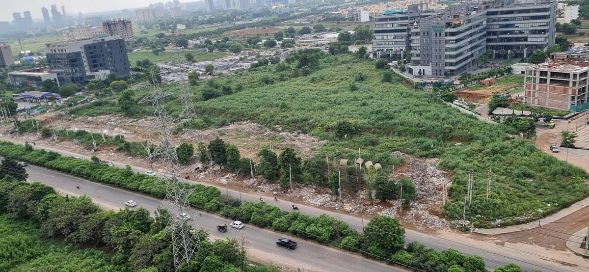 NimishGupta7's tweet photo. The next "posh" road in Gurgaon, Golf Course Extension Road is being converted into next Bandhwari. The entire road is strewn with garbage and construction debris. While they are eyesores for sure, the stench emanated is horrible. @cmohry, looks like MCG needs a rap! https://t.co/ps0wWFYNaI