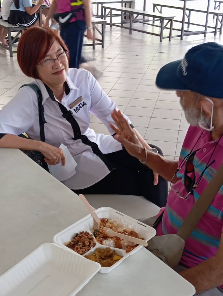 KNLeeMUDA's tweet photo. Pada pagi Hari Ahad, 30 Jul 2023.
Saya telah membuat walkabout Dan sesi ramah mesra bersama-sama dengan penduduk Batu Uban.
Di sini saya menjumpai ramai yang teruja dengan perjuangan kental MUDA.
#politikbaru #partimuda #knlee #n35batuuban #untuknegerikita https://t.co/6I7AAwS5b2
