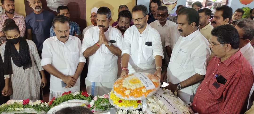 BJP4Keralam's tweet photo. കണ്ണീരോടെ കേരളം....

അന്യസംസ്ഥാന തൊഴിലാളികളാൽ കൊല ചെയ്യപ്പെട്ട ചാന്ദ്നി മോൾക്ക് ബിജെപി സംസ്ഥാന അധ്യക്ഷൻ @surendranbjp ആദരാഞ്ജലികൾ അർപ്പിച്ചു
#TearfulKerala https://t.co/lTtzk7eBnM