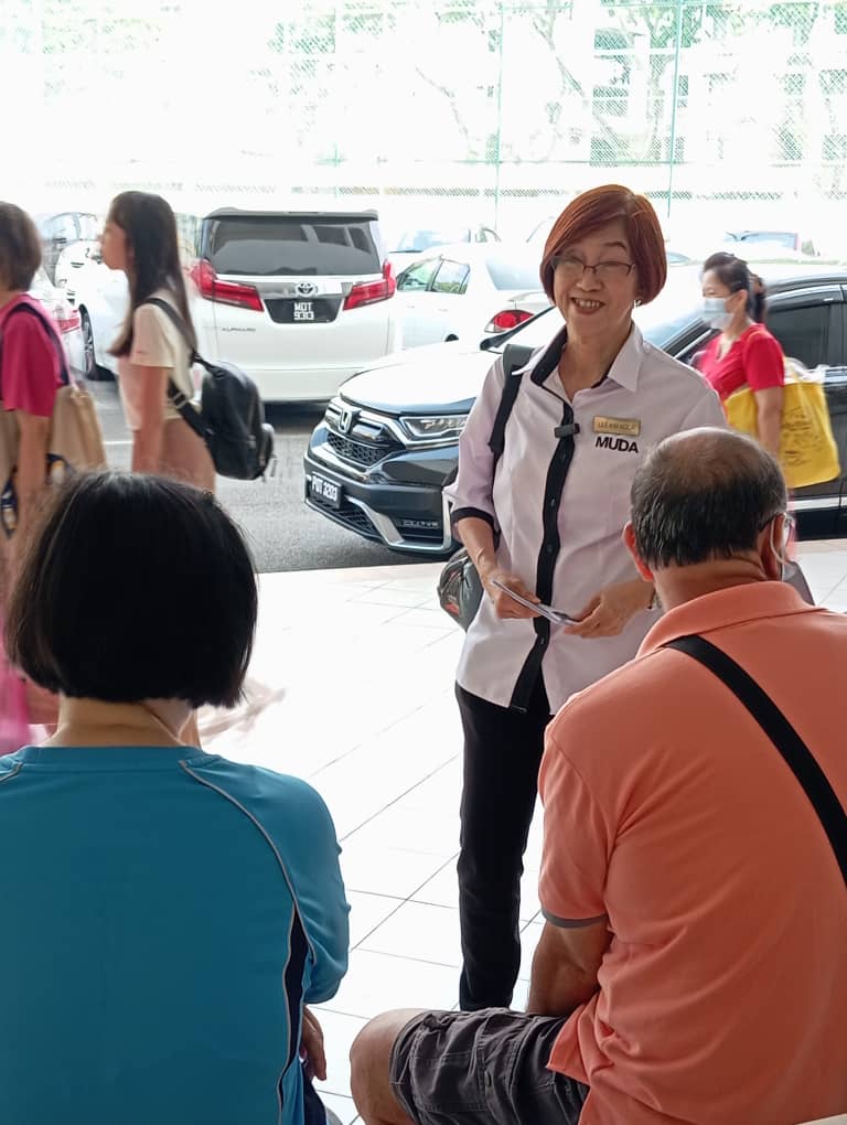 KNLeeMUDA's tweet photo. Kami mempunyai misi yang sama tidak kira bangsa dan perjuangan ini tidak mengenal usia tua mahupun muda. Misi untuk menjadikan negeri Pulau Pinang lebih baik dan lebih maju. Sokongan yang diberikan adalah amat jelas kelihatan. Semuanya terukir pada senyuman manis warga Batu Uban. https://t.co/fTJVZ4zgQZ