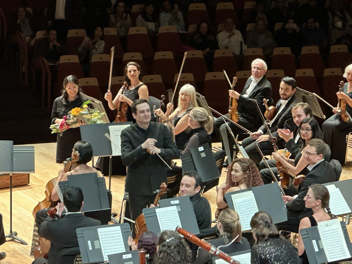 Gran concierto de @orquestamineria bajo la batuta de @ivanlopezr_dir y al violín el gran #augustinhadelich