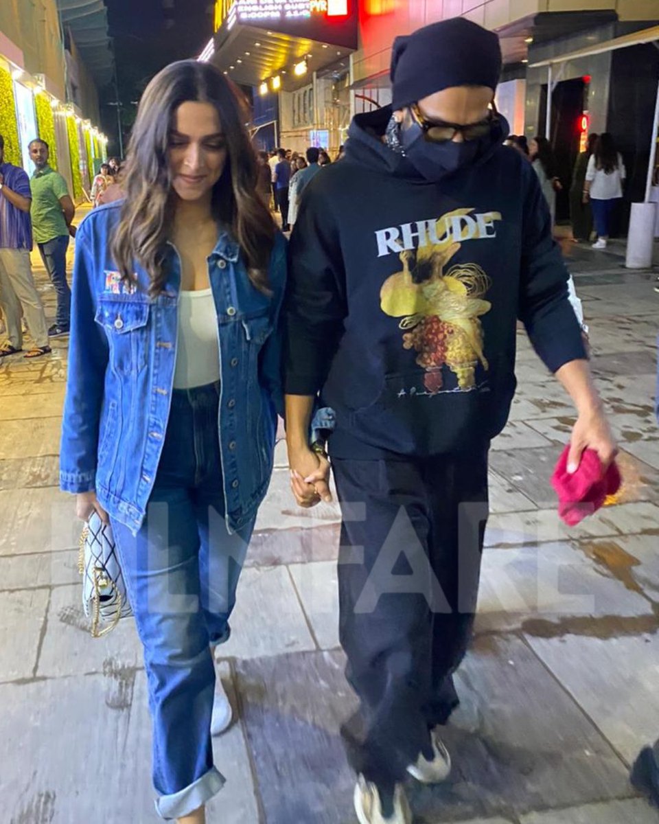 #DeepikaPadukone and #RanveerSingh were clicked in the city last night. 💙