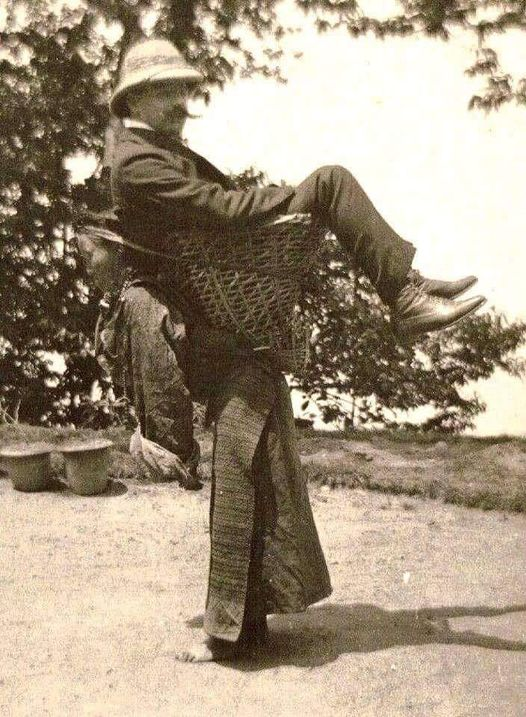 1903: una piccola donna indiana si scarrozza un mercante inglese. La storia del mondo in una foto.