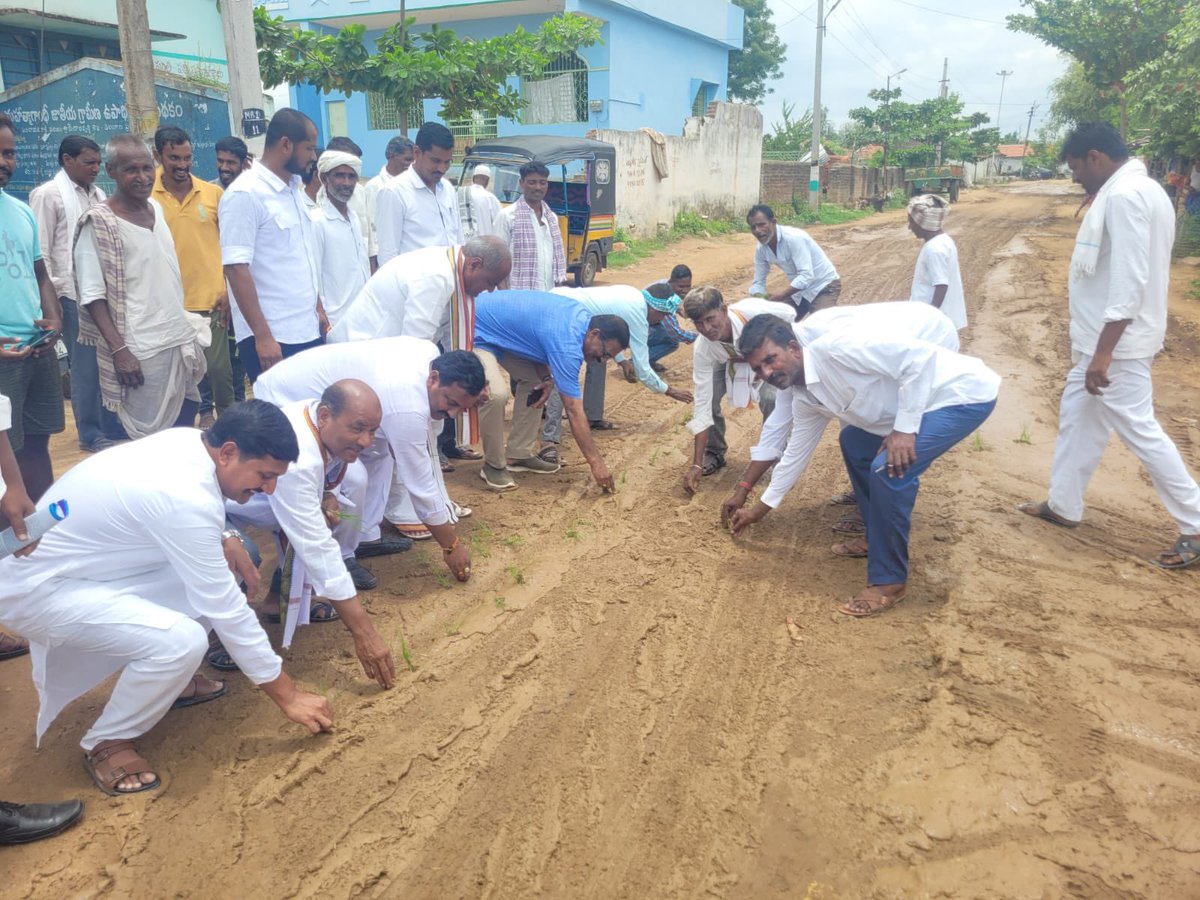 muthyamreddy16's tweet photo. Hon. Minister @KTRBRS @KTR_News @kmr_ktr @BRSHarish , our village roads in Vaddepally, Nizamsagar Mandal, are ruined due to Manjira lift irrigation project lorries. Kindly intervene for repairs. #RoadRepair #VillageDevelopment #RequestForHelp https://t.co/qhGPF5Kg6m