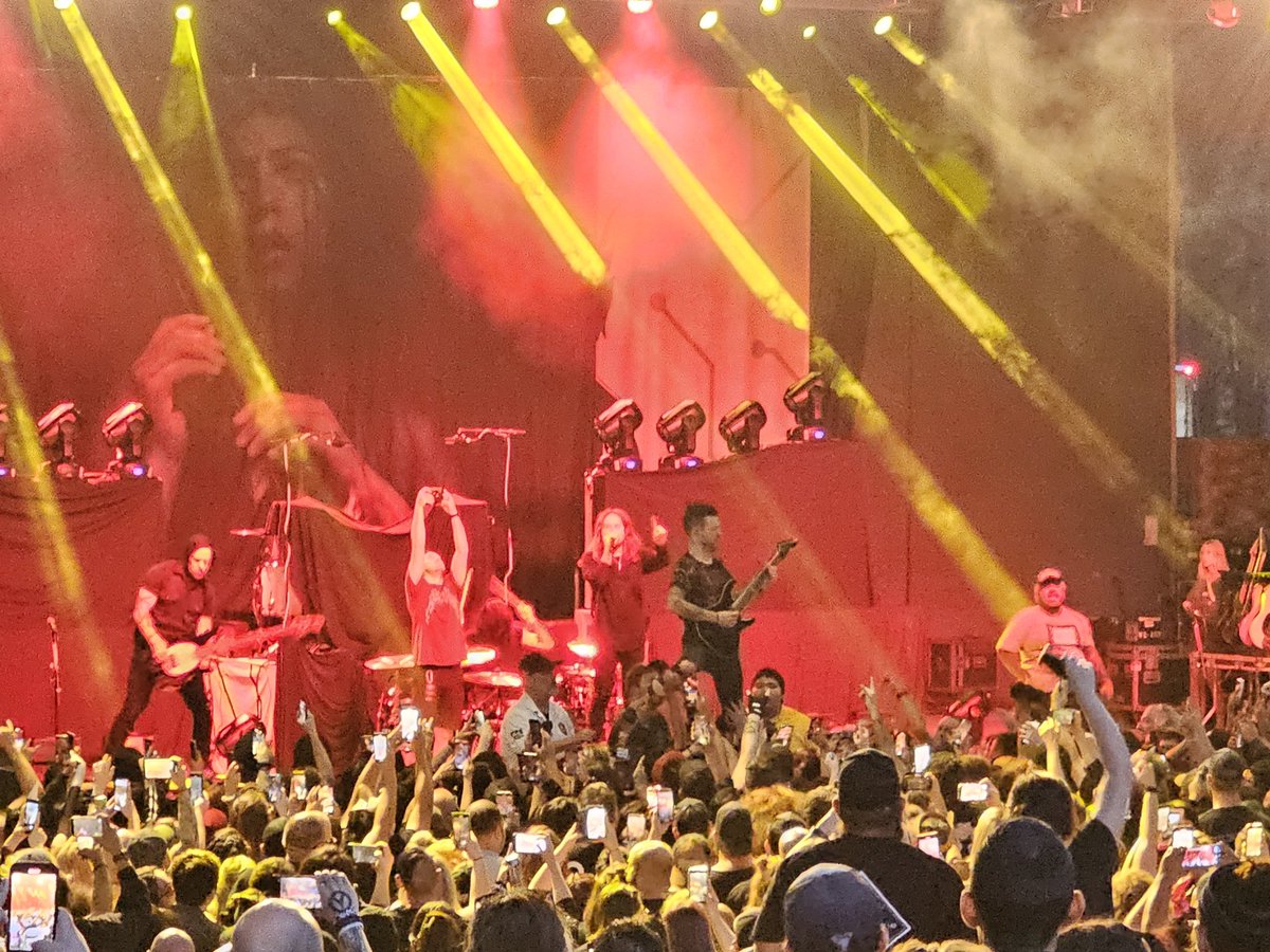 TheRedFounder's tweet photo. Saw @MIWband and @fitforaking for the first time. Holy shit, I lost my voice. You guys rocked it! @ryankirbz, your vocals on Slaughterhouse were fucking amazing!!  @ChrisMotionless, you were so amazing! I loved every second of it. Definitely seeing you guys again in the future!🤘🏻 https://t.co/76anV4KJAu
