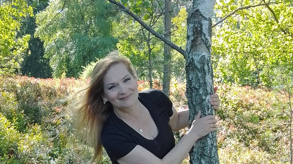 afeldt_mila's tweet photo. Att krama en träd betyder att vara nära naturen och må bra men i vissa fall händer det en stacka gång , som är tråkigt ! 💞 God morgon !😊 https://t.co/ttg9PC0T3h