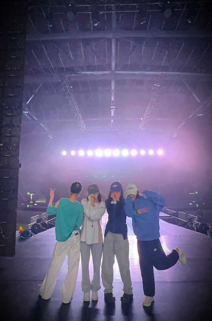 [230730] 1:25PM KST/11:25AM ICT: 🌙

- +📸
- please take care of us today too, bangkok my’s 🙆🏼‍♀️
- let’s have fun!!!
