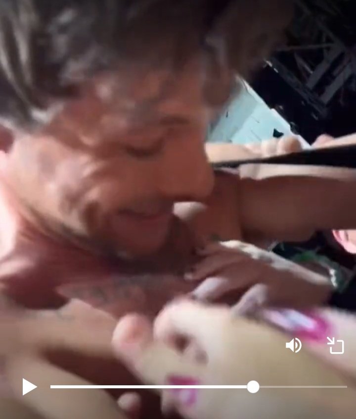 Shirley_t91's tweet photo. COMO LE TOCAN LAS TETAS Y EL SONRÍE, LE ENCANTA. ESTOY SUFRIENDO MUCHÍSIMO LOUIS TOMLINSON. https://t.co/MOOjhccunf