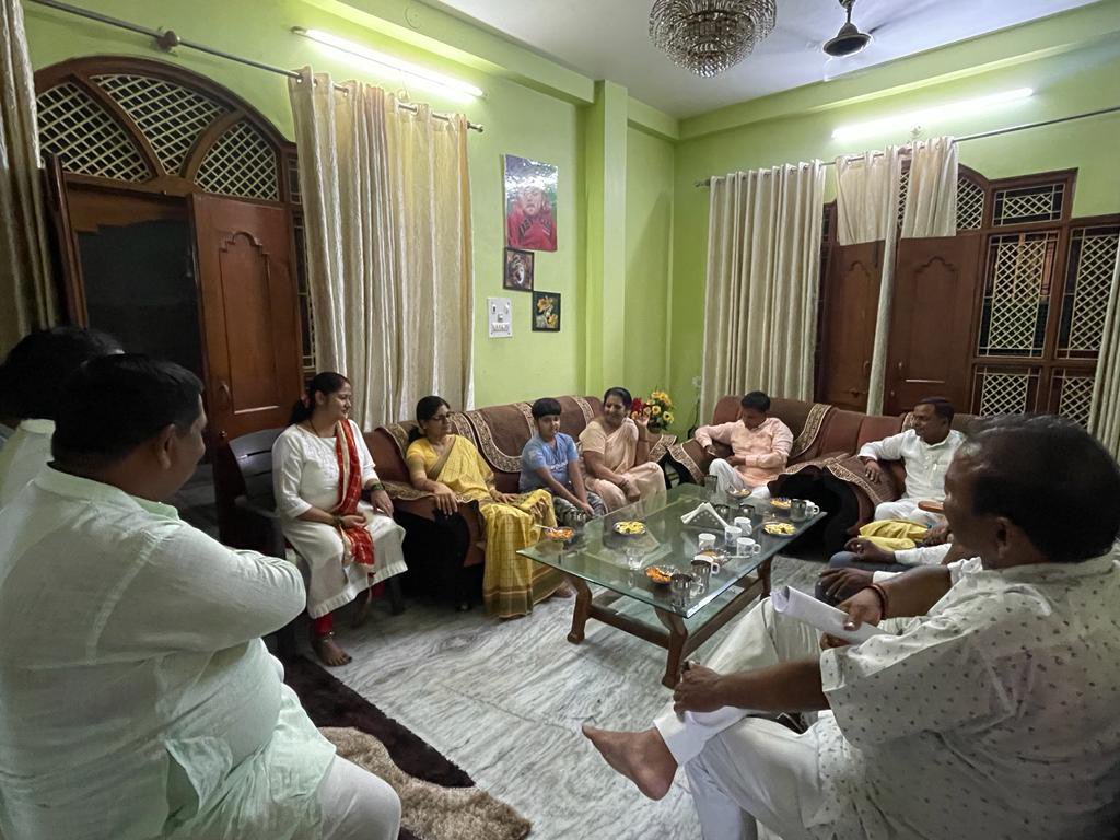 AnupriyaSPatel's tweet photo. बालाजी कालोनी, लंका वाराणसी निवासी @ApnaDalOfficial युवा मंच के राष्ट्रीय सचिव श्री दिव्यांशु सिंह 'दी���ू' जी के आवास पर शिष्टाचार मुलाक़ात करते हुए। https://t.co/gCWubAjPrz