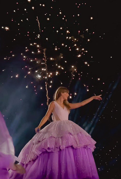 "Vocês sabem por que eles estão soltando fogos? Pois eu sou a prefeita!" 😂

– Taylor durante a #SantaClaraTSTheErasTour.