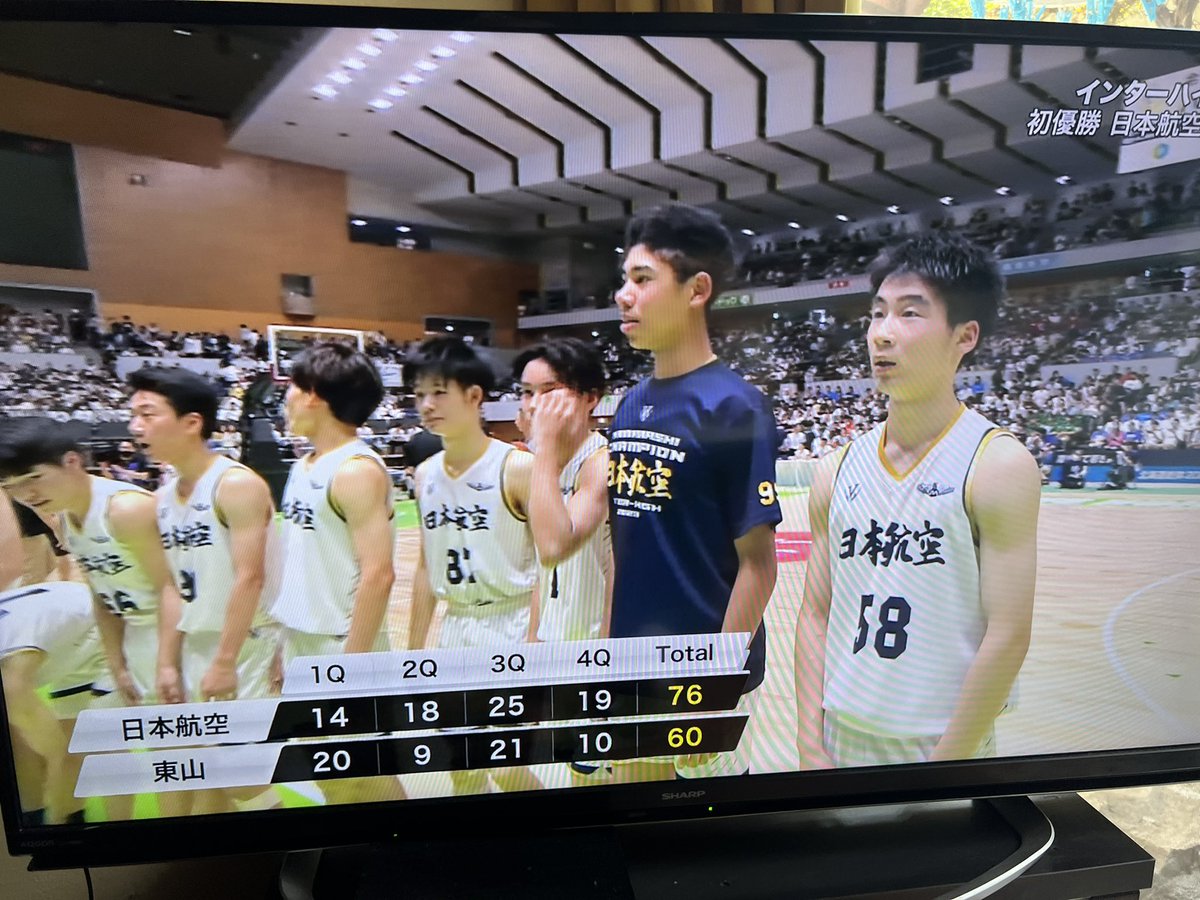 studioshift's tweet photo. 航空男子バスケ部インターハイ優勝🎊
今年は春センバツで山梨学院が優勝し教員してる学校が2回も日本一を見せてくれた‼️めちゃ興奮感動‼️
#スタジオシフト #スタジオシフト深澤竜也デザイン事務所 #デザイナー深澤竜也 #山梨県 #デザイナー #日本航空高校 #日本航空高校バスケ部 #日本一 #インターハイ https://t.co/eHtQWLBNgI