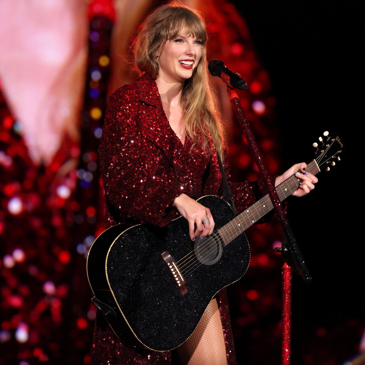 TheSwiftSociety's tweet photo. 💬| @TaylorSwift13 joking about the fireworks

"Do you know why they are doing that? Because I'm the mayor" https://t.co/LzGGIUxrGP