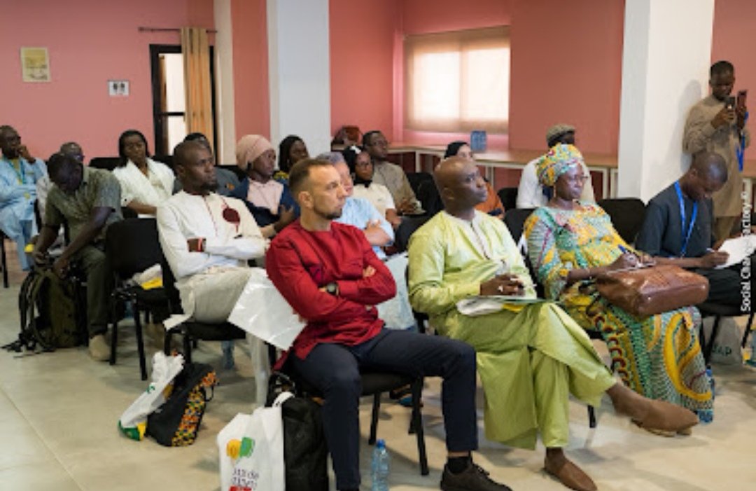 senegalayc's tweet photo. Nous avions pris part à la présentation des résultats des consultations menées par Social Change Factory et au lancement officiel des laboratoires de solutions Voix des Jeunes Lab
#socialchangefactory #ayc #aycsn https://t.co/rt6pl9VRMo