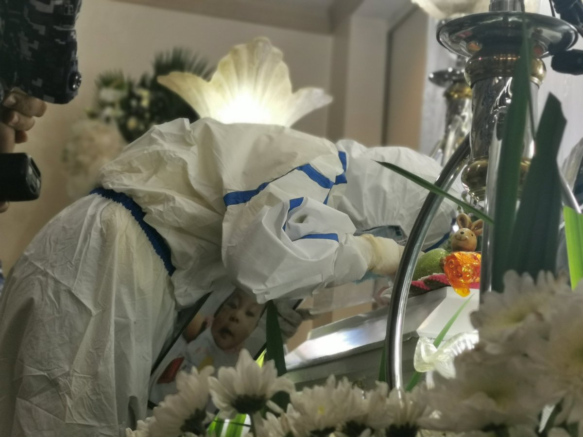 soltaule's tweet photo. Throwback: photos taken during the burial of Baby River. Reina Mae was in full PPE with handcuffs. She was heavily guarded by uniformed men in full battle gear at the cemetry. I remember asking the man in the last photo: “sir, para po saan yung dala niyong mahahabang baril at malalaking bala?”