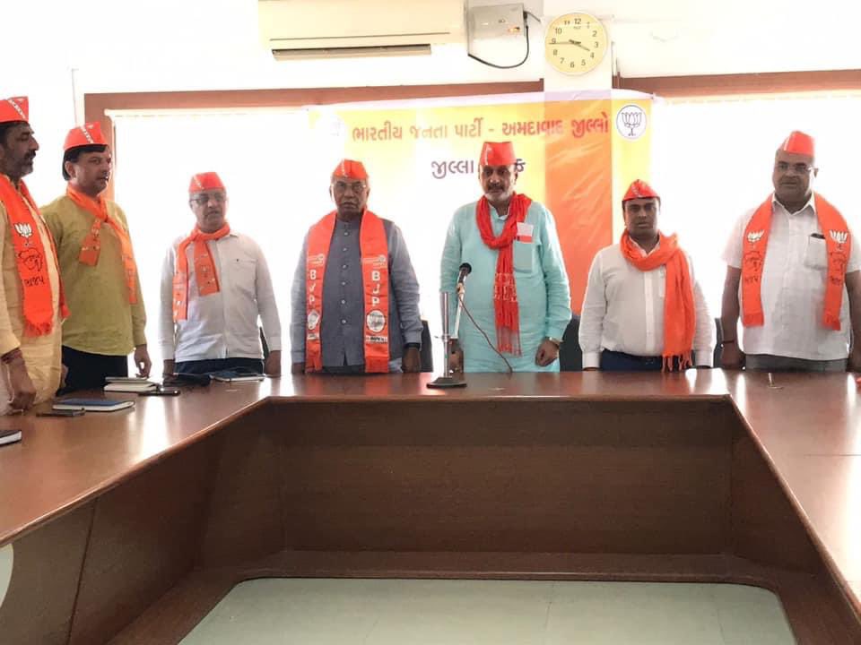 HarshadGiriBJP's tweet photo. જીલ્લા બેઠક.. 29-7-2023

ભારતીય જનતા પાટીઁ અમદાવાદ જીલ્લાની બેઠક માન.ધારાસભ્યશ્રીઓ, જીલ્લાના પદાધિકારીશ્રીઓ તેમજ મંડલના પ્રમુખ/મહામંત્રીશ્રીની ઉપસ્થિતિમાં @APMC સાણંદ ખાતે યોજાઈ..

•જેમાં આગામી કાયઁક્રમો તેમજ સંગઠનના વિષયો પર વિસ્તૃત ચચાઁ કરવામાં આવી.. @BJP4Gujarat https://t.co/w0Dh7ZDWpQ