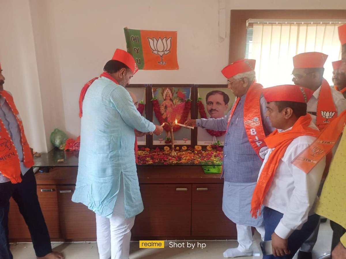 HarshadGiriBJP's tweet photo. જીલ્લા બેઠક.. 29-7-2023

ભારતીય જનતા પાટીઁ અમદાવાદ જીલ્લાની બેઠક માન.ધારાસભ્યશ્રીઓ, જીલ્લાના પદાધિકારીશ્રીઓ તેમજ મંડલના પ્રમુખ/મહામંત્રીશ્રીની ઉપસ્થિતિમાં @APMC સાણંદ ખાતે યોજાઈ..

•જેમાં આગામી કાયઁક્રમો તેમજ સંગઠનના વિષયો પર વિસ્તૃત ચચાઁ કરવામાં આવી.. @BJP4Gujarat https://t.co/w0Dh7ZDWpQ