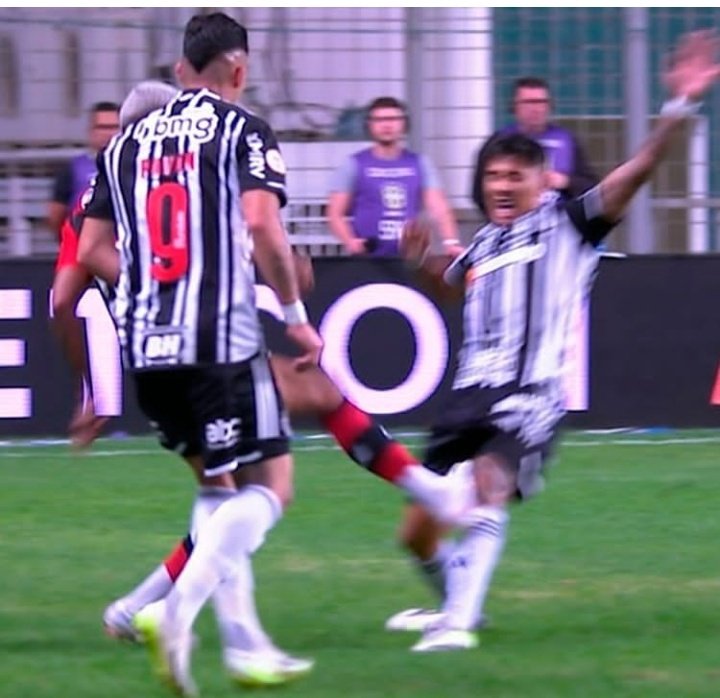 Luizzgalodoido's tweet photo. Impressionante como o sistema nunca falha a favor desse time do Rj né @CBF_Futebol . O pior é que estamos em 2023, e esses bando de clubes incompetentes que temos no futebol brasileiro nunca se uniram pra tentar combater esses assaltos a favor do time do Rj. https://t.co/RUENcOc06k