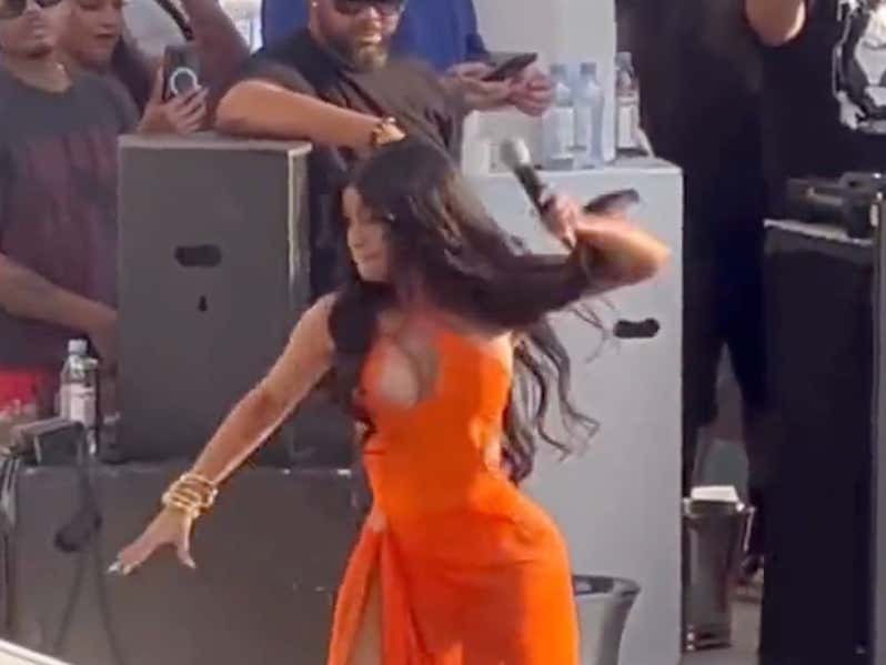barstoolsports's tweet image. The Artists Strike Back: Cardi B Had a Drink Tossed In Her Face While Performing So She Fired Her Mic Right At The Fan With No Regard For Human Life barstoolsports.com/blog/3476358/t…