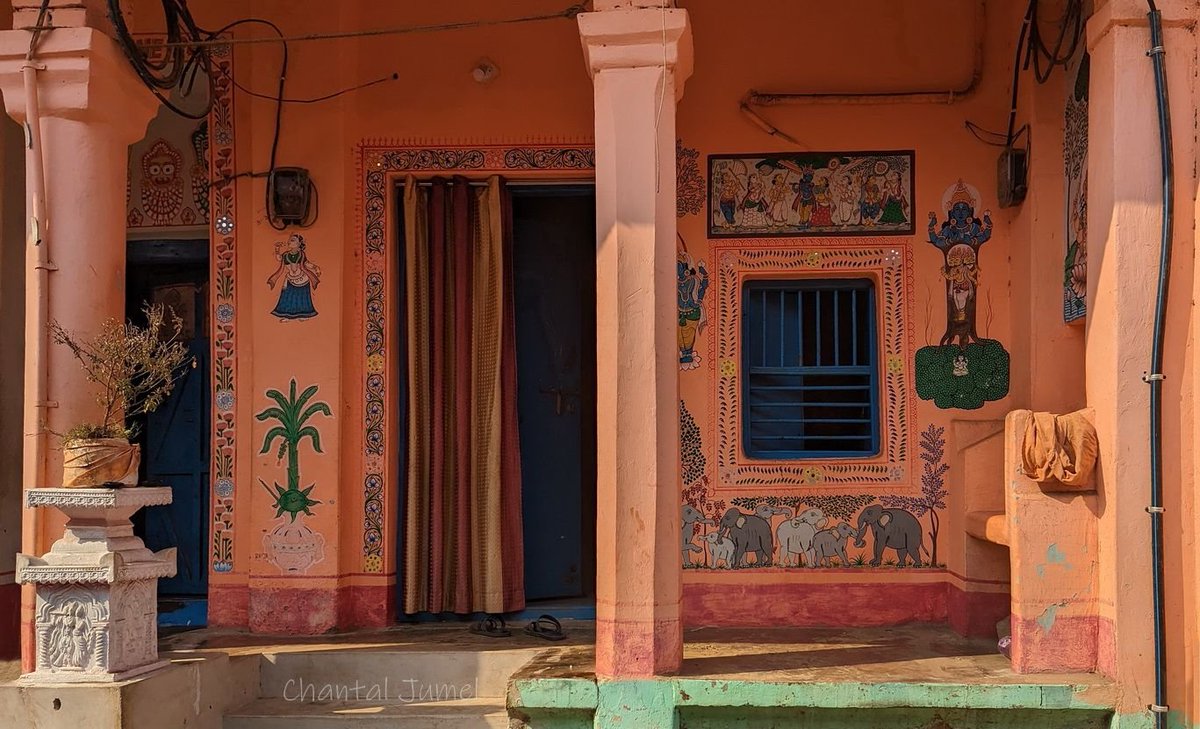 Even with the most basic architectural designs, the village of Raghurajpur in Odisha shows you how choosing the right color palette and depicting authentic Hindu folk art can make it visually appealing. The outcome? Raghurajpur as a simple village is now a tourist place.