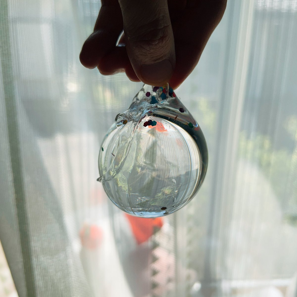 「ダイソーで買って来たテープ風船。綺麗で楽しいけど机周り水浸しになり、拭いてたら娘」|ももろ　4／20発売絵本「パンダのパクパクきせつのごはん」のイラスト